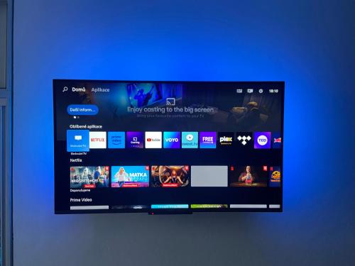 Televízia a/alebo spoločenská miestnosť v ubytovaní Ubytování Srdcovka