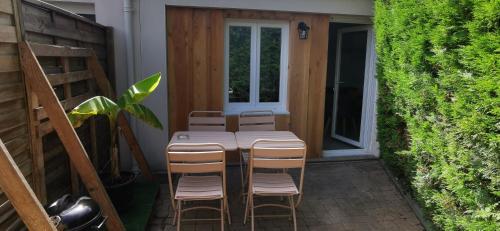 une table et quatre chaises sur la terrasse dans l'établissement Chez Sophie et Anne Lise, à Bourcefranc