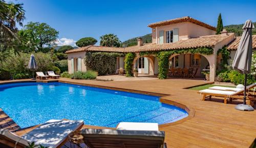 Photo de la galerie de l'établissement Superbe Villa, Piscine chauffée, jardin, climatisée, proche du village, au Plan-de-la-Tour