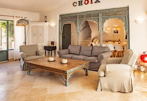 Photo de la galerie de l'établissement Superbe Villa, Piscine chauffée, jardin, climatisée, proche du village, au Plan-de-la-Tour