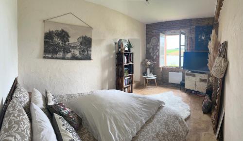 une chambre avec un lit et un miroir au mur dans l'établissement DOMAINE DU LAC DE MONTPITOL, à Verfeil