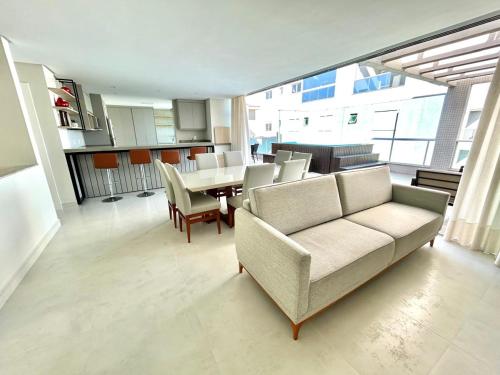 a living room with a couch and a table at Linda Cobertura duplex- 306 Bayside in Bombinhas