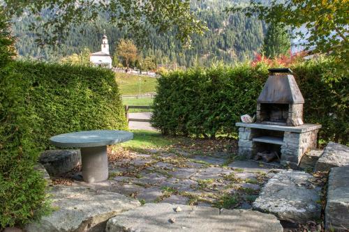 Un jardín fuera de Ferienwohnungen Muntschi