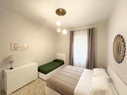 um quarto branco com uma cama e uma janela em La Fenice Guest House em Roma