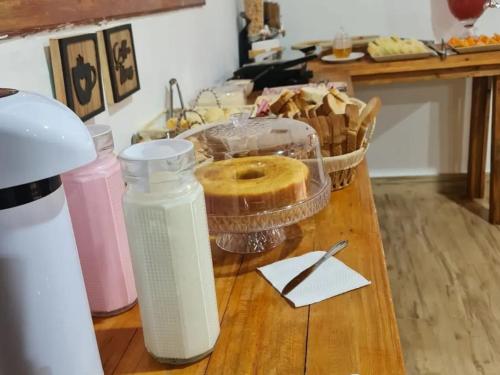 uma mesa com uma garrafa de água e um bagel em Chalé Barco Recanto Buscapé SFX em São Francisco Xavier