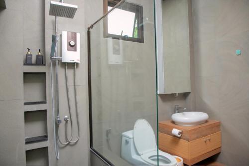 y baño con ducha, aseo y lavamanos. en THAN KhaoYai Pak Chong 2-7 ppl & Private Lake, en Ban Khlong Yang