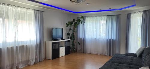 TV a/nebo společenská místnost v ubytování Attraktive 3 Zimmer Wohnung in ruhiger Lage