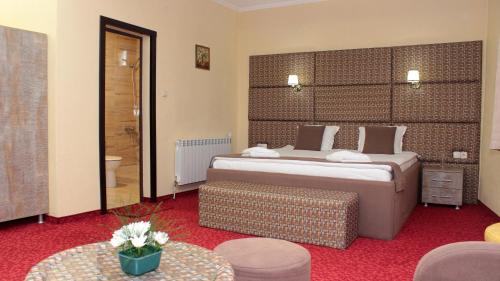 Un pat sau paturi într-o cameră la Хотел Хилез Hotel Hilez