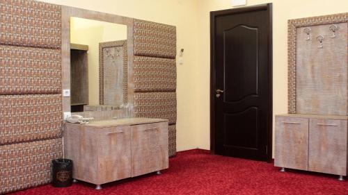 La salle de bains est pourvue d'un lavabo et d'un miroir. dans l'établissement Хотел Хилез Hotel Hilez, à Tryavna