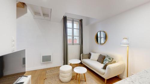 a white living room with a couch and a table at CHAL4 Duplex chaleureux à 200m du Capitole in Toulouse