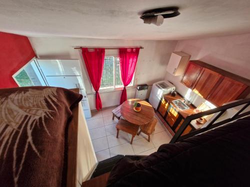 une petite cuisine avec une table dans une pièce dans l'établissement LOFT Huayna picchu, à La Falda