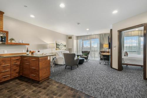 Kuchyň nebo kuchyňský kout v ubytování Oxford Hotel Bend