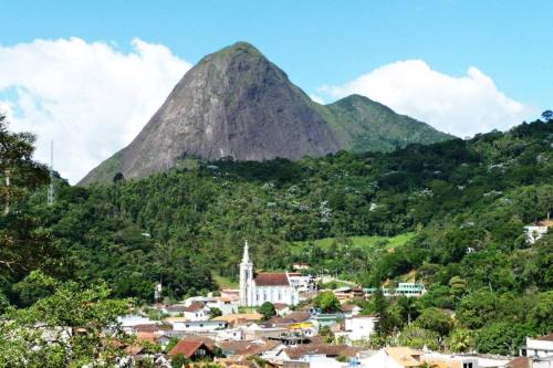 vistas a una montaña con una ciudad y una iglesia en Pousada João & Maria, en Santa Maria Madalena