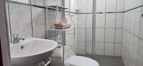 Bilik mandi di Mini Depa 4to Piso