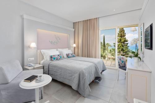 Postel nebo postele na pokoji v ubytování Delfinia Hotel