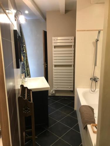 une salle de bain avec un lavabo, une baignoire et des toilettes dans l'établissement Le Mas de Planaise, à Saint-Jean-dÊ¼Avelanne