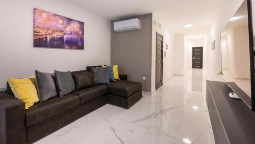 Μια τηλεόραση ή/και κέντρο ψυχαγωγίας στο New 3 Bedroom apartment A1