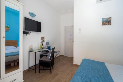 TV a/nebo společenská místnost v ubytování Cinque Terre Charme Rooms