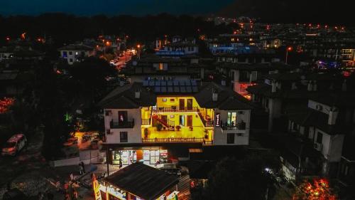 Bangunan di mana terletaknya aparthotel ini