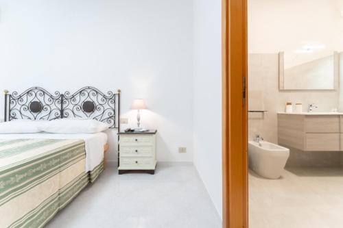 法維尼亞納的住宿－COLOMBO UPPER HOUSE，一间卧室配有一张床和一个水槽和一个浴缸