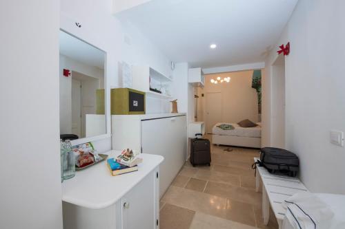 uma sala com uma cozinha branca e um quarto em Hotel Antica Repubblica in Amalfi center at 100mt from the sea with payment parking em Amalfi