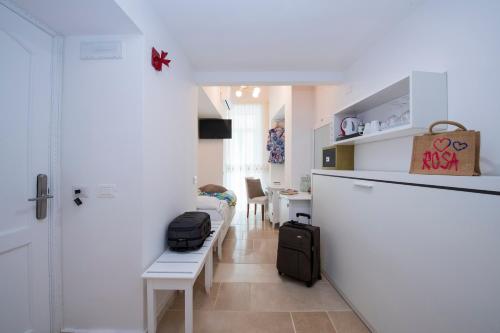 um quarto com um corredor com uma mesa e uma cozinha em Hotel Antica Repubblica in Amalfi center at 100mt from the sea with payment parking em Amalfi