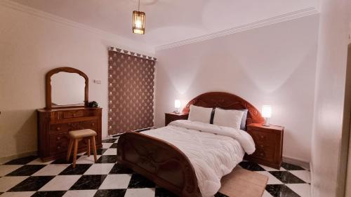 丹吉尔Luxury Sea and Marina View Apartment的一间卧室设有一张大床和一个 ⁇ 格地板