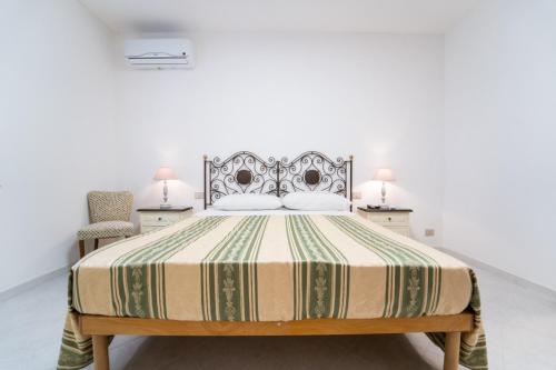 法維尼亞納的住宿－COLOMBO UPPER HOUSE，一间卧室配有床和两张桌子及椅子