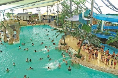 - un groupe de personnes dans une piscine d'un parc aquatique dans l'établissement Beautiful One Bedroom Cottage Near Jonzac, à Meux