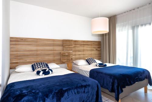 ein Hotelzimmer mit 2 Betten und Handtüchern darauf in der Unterkunft Villa Navy Lemon in Vodice