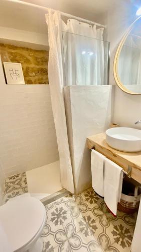 a bathroom with a toilet and a sink at Casa de Cossourado in Cossourado