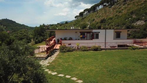 een wit huis met een heuvel op de achtergrond bij Giada Casa Vacanze in Spigno Saturnia