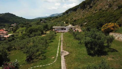 een luchtzicht op een huis in een berg bij Giada Casa Vacanze in Spigno Saturnia
