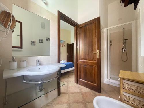 y baño con lavabo, aseo y ducha. en Sa Murta Bianca Guesthouse, en Budoni
