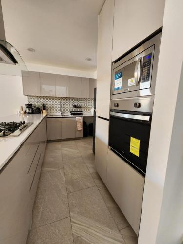 Kuchyň nebo kuchyňský kout v ubytování Casa de Lujo con Jacuzzi