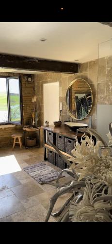 - un salon avec un miroir et une table dans l'établissement DOMAINE DU LAC DE MONTPITOL, à Verfeil