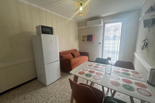 Cette petite chambre dispose d'une table et d'un réfrigérateur. dans l'établissement 2 rooms with your feet in the water, à Frontignan