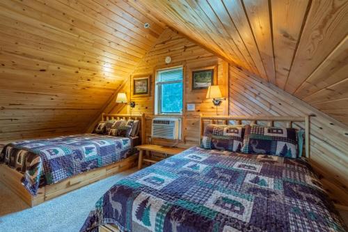 ヒル・シティにあるRippling Creek Havenの丸太小屋のベッドが2つある寝室