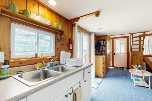 Surry的住宿－Dream Harbor Cottage，厨房配有水槽和台面