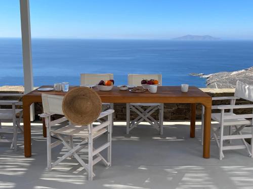 a wooden table with chairs and a table with fruit on it at Casa Ponente in Istérnia