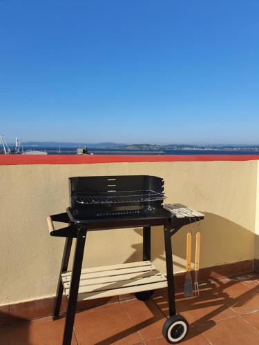 a grill sitting on a cart next to a wall at Terraza Mirador in A Coruña