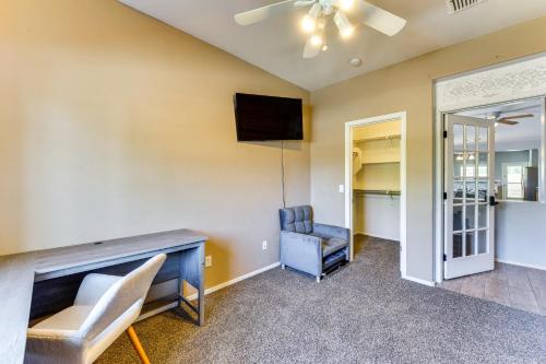TV a/nebo společenská místnost v ubytování Dog-Friendly Home with Pool Access in Florence!