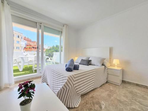 ein Schlafzimmer mit einem Bett und einem großen Fenster in der Unterkunft Atico Cartagena centro historico Parking in Cartagena