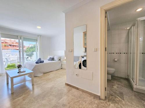 ein Wohnzimmer mit einem Bett und einem Tisch in der Unterkunft Atico Cartagena centro historico Parking in Cartagena