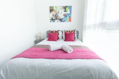 Ένα ή περισσότερα κρεβάτια σε δωμάτιο στο AM3Office apartment with contactless check-in near lake