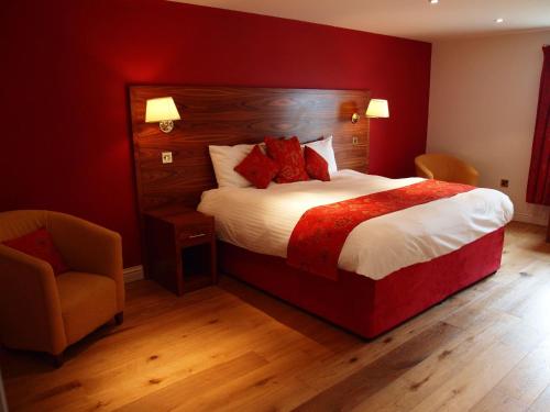 A bed or beds in a room at Black Swan Inn