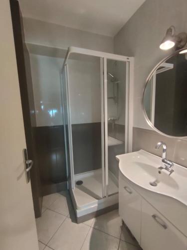 une salle de bain avec douche et lavabo dans l'établissement Charline Home, à Palavas-les-Flots