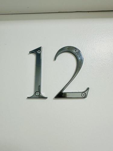 BellaghyにあるSmall Studio in Central Londonの白い壁に2つの金属製の数字
