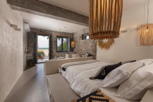 Postel nebo postele na pokoji v ubytování Seesoo Paros Beachfront Resort