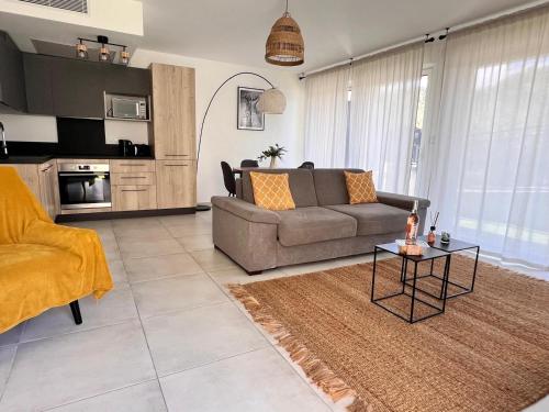 un salon avec un canapé et une table dans l'établissement Les jardins du Soleil, à Gorbio